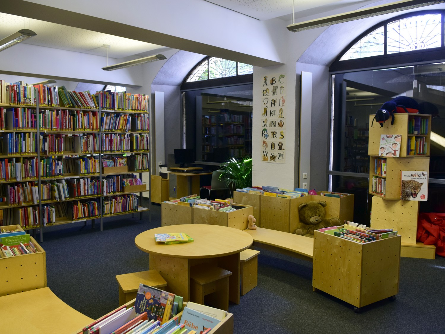  Hier ist ein Einblick in die Bücherei. 